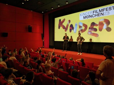 Klasse 5a beim Kinderfilmfest München mit Checker Tobi (Bild vergrößern)