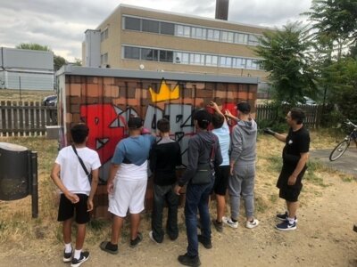 Im Rahmen eines Graffiti-Workshops gestalteten Jugendlichen den Spiele-Container auf dem Gelände von Kinderclub und BonisTreff in Dörnigheim. Foto: Stadt Maintal