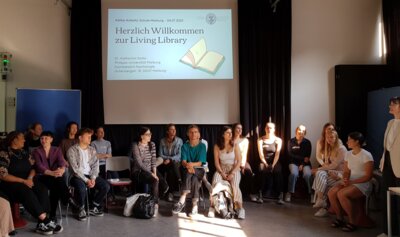 „Living Library“ – Aktionstag von Studierenden des Fachbereichs Psychologie der Philipps-Universität Marburg an der KKS (Bild vergrößern)