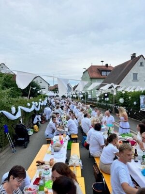 Sommernacht in Weiß - Ein Fest bringt Menschen zusammen