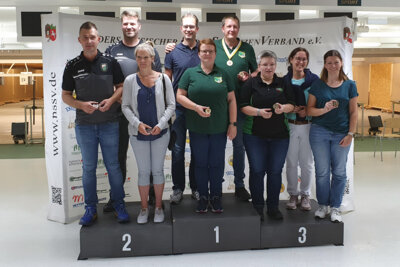 Foto: Niedersächsischer Sportschützenverband. Die Herzbergerinnen Maren Ohnesorge, Janette Balko und Alexandra Burghard bei der Siegerehrung (Bild vergrößern)