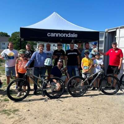 Gunnar Zoll | Die Radsportabteilung des SSV Einheit, Vertreter der Unternehmen und Rolandstadt sowie Biker nahmen das großzügige Geschenk der Dirtjumpbikes von Cannondale freudig in Empfang.