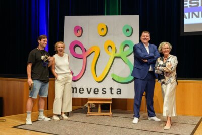 Der Vorstand mit dem Graffitti-Künstler FOSI vor dem neuen Namen und Logo: „mevesta - Menschen.VereinT.Stark.“ (Bild vergr&ouml;&szlig;ern)
