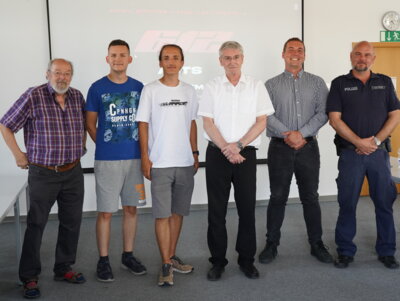 Unser Bild zeigt Ulf Hoffmeyer-Zlotnik, Marius Miethig, Louis Ripp, Bürgermeister Heiko Müller, Robert Rehberg und Philip van Delen