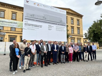 Mit der Enthüllung des Baustellenschildes auf dem Bahnhofsvorplatz erfolgte am 19. Juli der offizielle Baubeginn für die Sanierung des Bahnhofsempfangsgebäudes I Foto: Martin Ferch (Bild vergrößern)