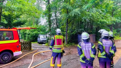 Meldung: Feuerwehr-Großeinsatz in Jesteburg: 150 Einsatzkräfte kämpfen gegen Werkstattbrand