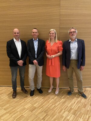 Schulleiter Tobias Vogel (BS-Witzenhausen), Dr. Michael Ludwig (IHK-Servicezentrum Werra-Meißner), Landrätin Nicole Rathgeber und Schulleiter Ekkehard Götting (BS-Eschwege) haben die Initiative ergriffen, um die Zukunft der dualen Berufsausbildung im Werra-Meißner-Kreis zu sichern. (Bild vergrößern)