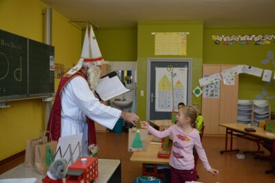Nikolaus beschenkt Schulkinder (Bild vergrößern)