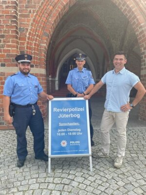 Revierpolizei mit Bürgermeister Arne Raue vorm Rathaus (Bild vergrößern)