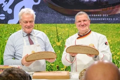 Foto: Zentralverband   Bundesernährungsminister Alois Rainer (l.) und Bäckerpräsident Roland Ermer (r.) stellen das Brot des Jahres vor. (Bild vergr&ouml;&szlig;ern)