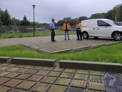 Mit wasserdurchlässiger Pflasterung wurde der neue Parkplatz versehen, der gut 30 Fahrzeugen Platz bietet. Foto: Beate Vogel