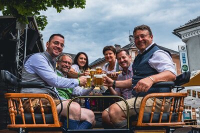 Lederhosentreffen Windischgarsten - Auf dem Festwagen v. r. n. l.: Bernhard Rieser, Bürgermeister der Marktgemeinde Windisch-garsten; Kurt Pawluk, Bürgermeister der Gemeinde Roßleithen; Maria Benedetter, Bürger-meisterin der Gemeinde Rosenau am Hengstpaß; Corinna Polz, Geschäftsführerin des Tou-rismusverbandes Pyhrn-Priel; Michael Kornek, Bezirksgeschäftsführer der SPÖ Oberöster-reich, und Florian Fritzsch, Bürgermeister der Gemeinde Großenlüder Bildquelle: Simon Reisinger Fotografie