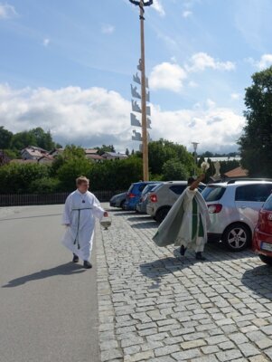 Foto zur Meldung: Gesegnet unterwegs: Fahrzeugsegnung in der Pfarreiengemeinschaft Moosbach-Prackenbach-Krailing