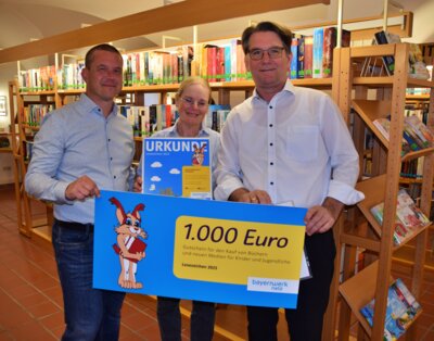 von links: Bürgermeister Jörk Kaduk, Büchereileiterin Maria Klobes-Martin, Kommunalbetreuer Markus Windisch - Bildrechte: Heidi Kurz