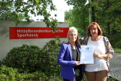 Übergabe von 846 Unterschriften gegen Sparkassenschließung in Wilhelmshorst (Bild vergrößern)