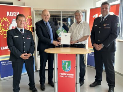 Einsatzfähigkeit der Feuerwehren stärken - Landrat Roger Lewandowski übergibt Zuwendungsbescheid