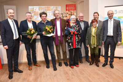 Die Kulturpreisträger 2022 v.l.n.r.: Rainer Pilz, Leiter des Amtes für Strukturentwicklung und Kultur, Dirk Hanke, Klaus-Peter Manig, Hans-Peter Klie, Karin Heym, Lutz Kilian, Regina Nauck, Klaus-Peter Pach und Roland Neumann, Beigeordneter und Dezernent.