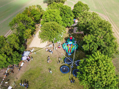 Das Riesentrampolin hat schon im vergangenen Jahr beim Dorffest in Steffenshagen für viel Spaß gesorgt. Foto: Hajo Berger