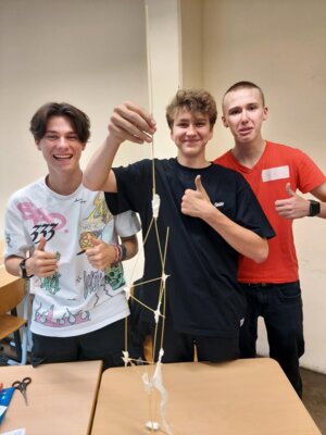 Die Schülerinnen und Schüler bauen im Team einen Turm aus Spaghetti, Marshmellow und Klebeband. Der höchste Turm gewann diese Marshmellow-Challenge. (Bild vergrößern)