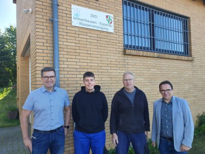 Auf dem Foto sehen sie von links nach rechts den stellv. Verbandsvorsitzenden Carsten Strzoda, Auszubildenden Torve Kotzian, Beschäftigten des Zweckverbandes Uwe Meyer und Verbandsvorsitzenden Lars Obermann  (Bild vergr&ouml;&szlig;ern)