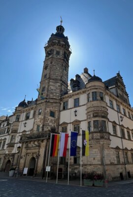 Dauerhafte Beflaggung am Rathaus (Bild vergrößern)