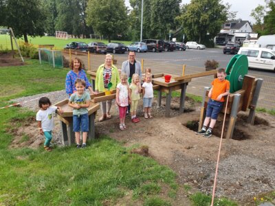 Neue Matschanlage bei der Kita Heidelbeerzwerge in Holzhausen aufgebaut Großzügige Spende von Franziska Greiwing (Bild vergr&ouml;&szlig;ern)