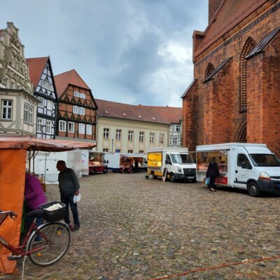 Rolandstadt Perleberg | Bereits im letzten Jahr wurde aufgrund von Aufbauarbeiten der Wochenmarkt um die St. Jacobi-Kirche herum gelegt.