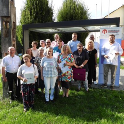 Von links: Erster Kreisbeigeordneter Jürgen Kaufmann, Sabine Knobel (Morschen), Annika Quanz vom Pflegestützpunkt Schwalm-Eder, Ute Haury (Frielendorf), Ute Naar (Gudensberg), Gisela Bernhardt (Niedenstein), Karl-Heinz Jakob (Niedenstein), Heidrun Baier-Linke (Schrecksbach), Otto Fenner (Felsberg), Anna Katharina Nett (Malsfeld), Andrea Mardorf (Wabern), Lars Werner Fachbereichsleiter der Sozialverwaltung, Erika Kieswetter (Fritzlar), Sonja Weidel und Henning Pfannkuch vom Pflegestützpunkt Schwalm-Eder und Marc Liebermann (Schwarzenborn) Ebenso ausgebildet, aber nicht auf dem Bild wurden, Helmut Balamagi (Schwalmstadt), Reiner Jakubowski (Schwarzenborn), Susanne Kohl (Wabern), Willi Röder (Fritzlar) und Horst Speck (Knüllwald), Annegert Thurau (Homberg), Dunya Haijat (Gudensberg)