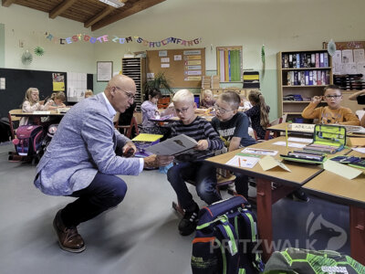 In der Klasse 1b der Herbert-Quandt-Schule stellt Bürgermeister Dr. Ronald Thiel den Kindern das Buch 