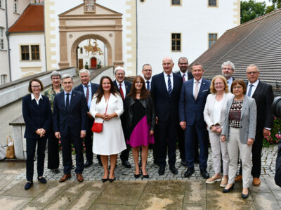 Gruppenfoto mit Ministerinnen, Ministern, Bürgermeister Gampe und Landrat Jaschinski vor dem Schloss Finsterwalde.