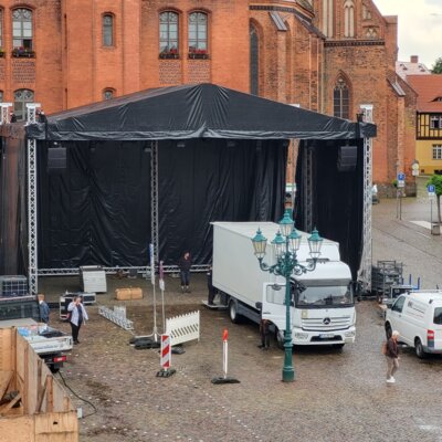 Rolandstadt Perleberg | Aufbau der Bühne für das Abschlusskonzert auf dem Großen Markt am 02.09.2023