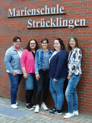 (v.l.): Kerstin Schulte (2. Vorsitzende), Marianka Janßen (Kassenwartin), Rita Immer (Schriftführerin),  Tanja Tepe (1.Vorsitzende) ,Monika Olling (Schulleiterin)