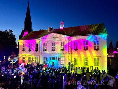 In zarten bis knalligen Farben und fantasievollen Motiven wurde das Pritzwalker Rathaus 2023 beleuchtet. Foto: Beate Vogel