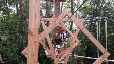 Mit viel Spaß die Herausforderungen im Kletterpark meistern. (Bild vergrößern)