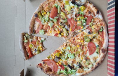 Gemeinsames Pizzaessen (Bild vergrößern)