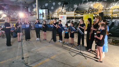 Foto zur Meldung: Das Blockflötenensemble „Blue Train“, der Musikschule Marbach-Bottwartal unter der Leitung von Melanie Bogisch ist bei der BUGA in Mannheim aufgetreten.