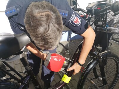 Foto zur Meldung: Polizei codiert Fahrräder in Borkheide