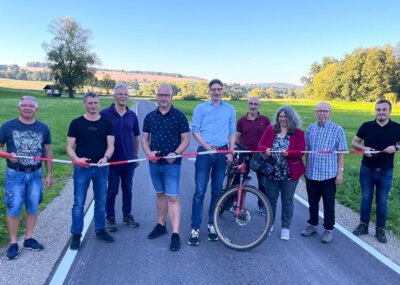 Bürgermeister Timo Lübeck (Mitte) gibt gemeinsam mit lokalen Politikern den neu sanierten Abschnitt des Haunetalradwegs offiziell frei (Bild vergrößern)