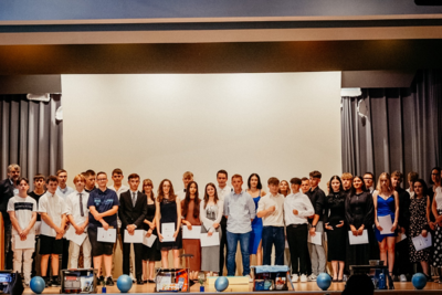 Foto zur Meldung: 41 SchülerInnen und Schüler erhalten ihre Abschlusszeugnisse