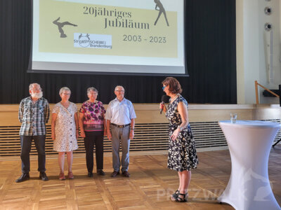 Die Vereinsvorsitzende Bettina Riep bedankt sich bei den anwesenden Gründungsmitgliedern Frank und Ruth Klatt, Christa Bull und Bernd Blechschmidt (v.l.). Foto: Beate Vogel