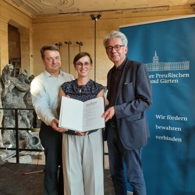 Martin und Stefanie Schuster, Dr. Thomas Ketelsen von der Carl Heinrich von Heineken Gesellschaft mit der Preisurkunde