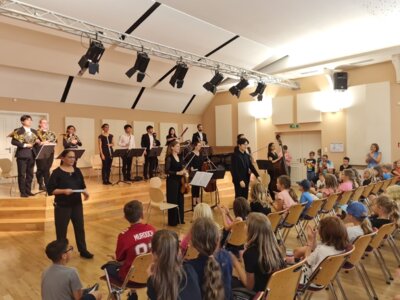 Die Neue Philharmonie aus Berlin mit internationaler Besetzung zu Besuch an der Beelitzer Grundschule.