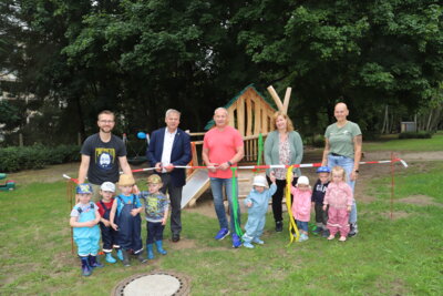 Spielhaus mit Holzkugel- und Klangspiel in Damsdorfer Kita eingeweiht (Bild vergrößern)
