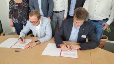 Dirk Schrödter (l.) und Christian Stemmer unterschreiben den Kooperationsvertrag. Foto Peter Schulze