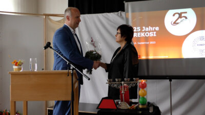 Bürgermeister Mirko Buhr gratuliert REKOSI-Koordinatorin Manuela Krengel um Jubiläum