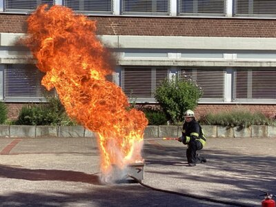 Feuerlöschübung im Chemieunterricht (Bild vergr&ouml;&szlig;ern)