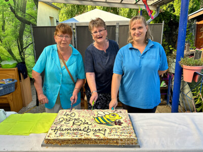 Die drei Kitaleiterinnen der Hummelburg: Elke Schmidtke, Carola Zygowski und Nadine Fölze (v.l.) schneiden die Torte an.  Foto: Katja Zeiger (Bild vergrößern)