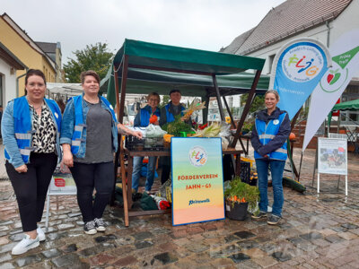 Der Förderverein der Jahnschule beteiligte sich mit einem Herbstbasar am Erntemarkt. Foto: Franziska Liebing