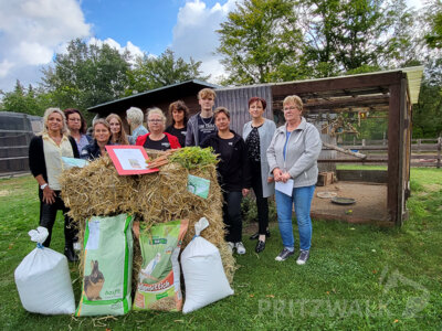 Das elfköpfige Team der Pritzwalker Steuerkanzlei Ecovis brachte eine Futterspende zum Streicheltierhof. Foto: Beate Vogel
