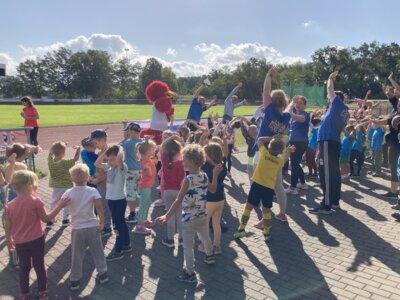 Gemeinsame Erwärmung | Foto: Annett Wolgast (Bild vergrößern)